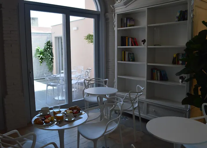 Tanit & Oda ve Kahvaltı 4*